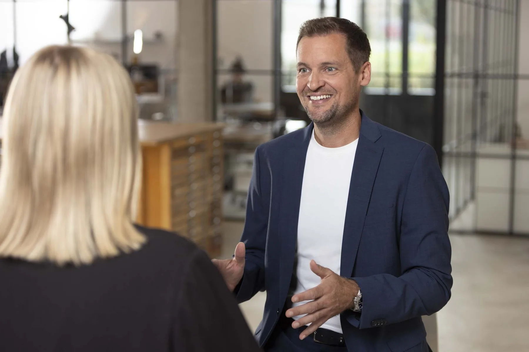Beratungsgespräch beim Kunden im Büro.