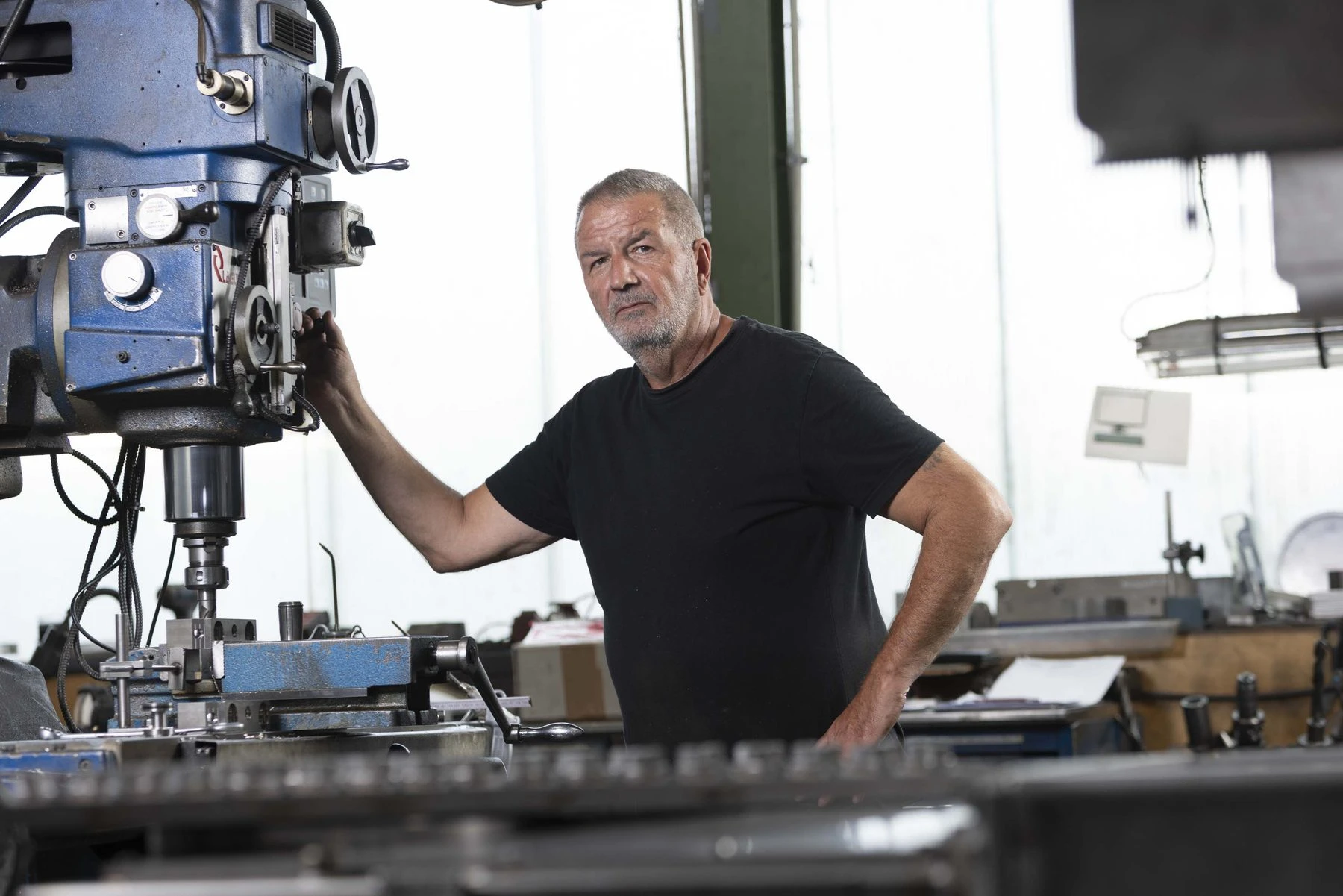 Facharbeiter an der Ständerbohrmaschine