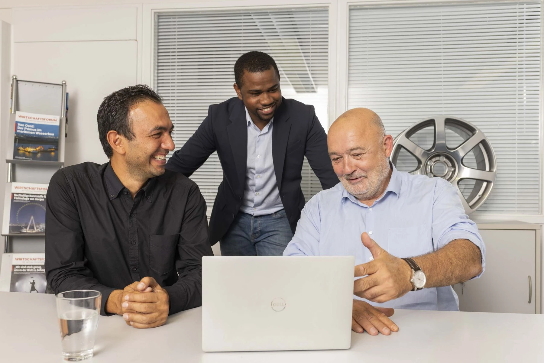 Team im Büro am Laptop