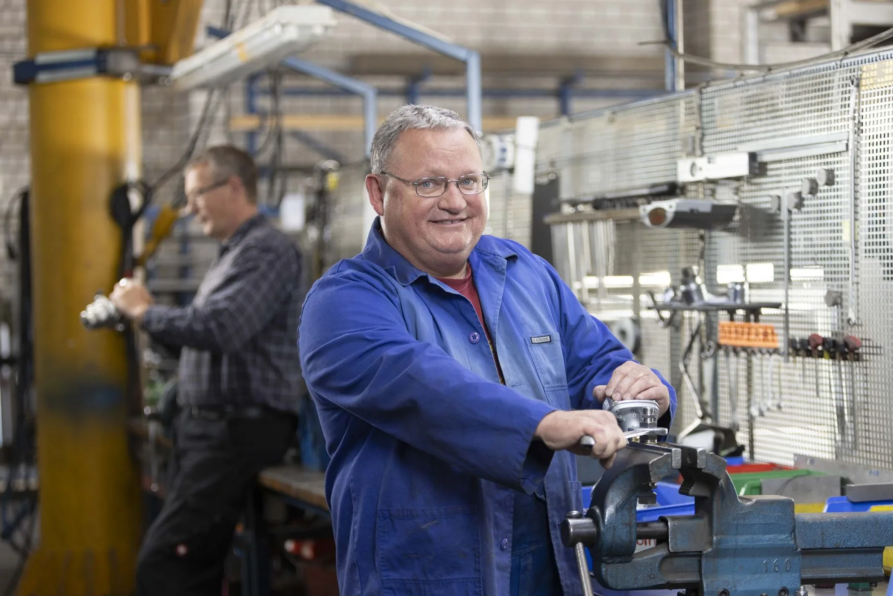 Ein Mitarbeiter an der Werkbank, aufgenommen bei einer Content-Produktion.